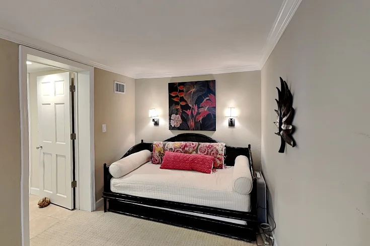 Bonus office with twin daybed
